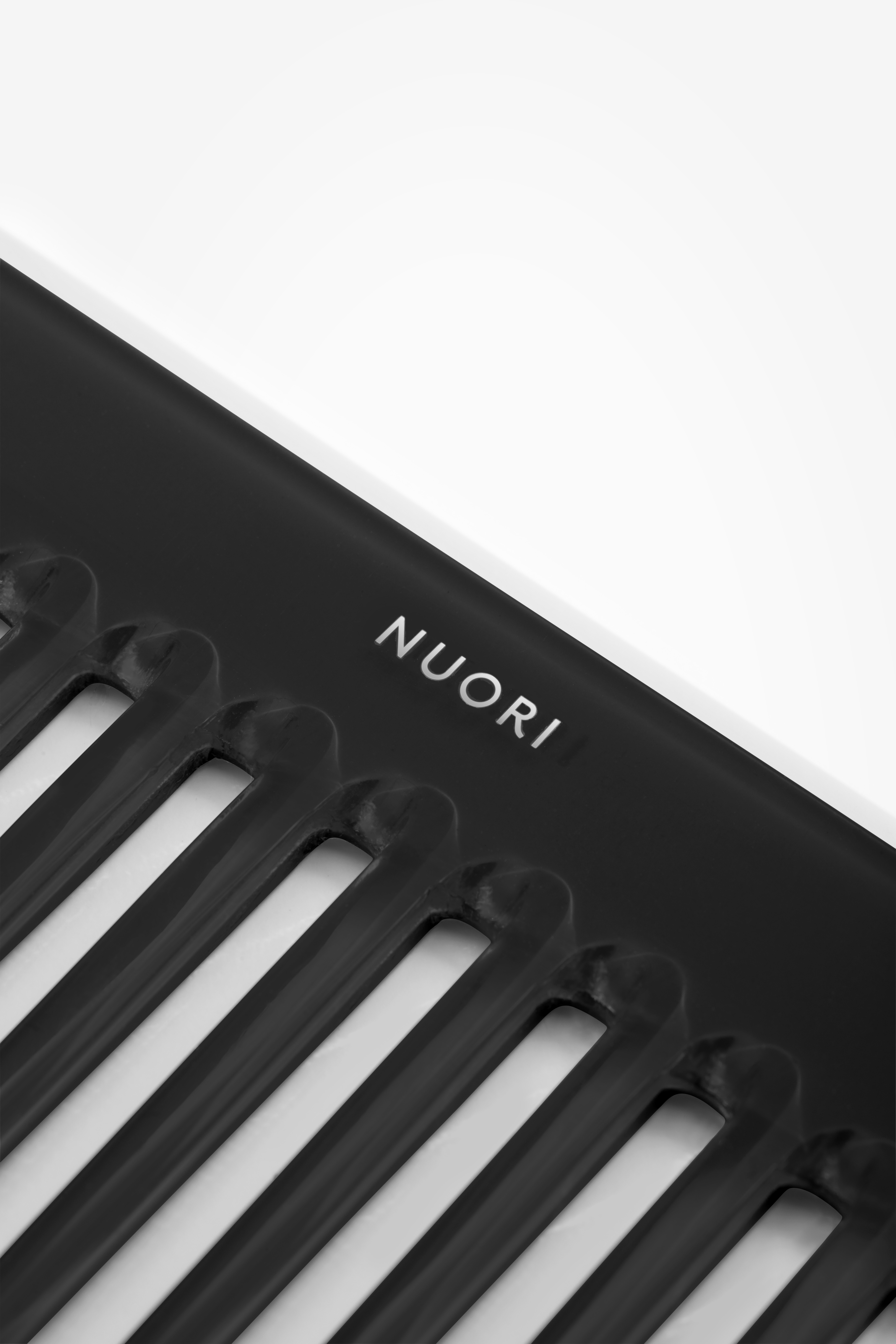 NUORI DETANGLING COMB - BLACK
