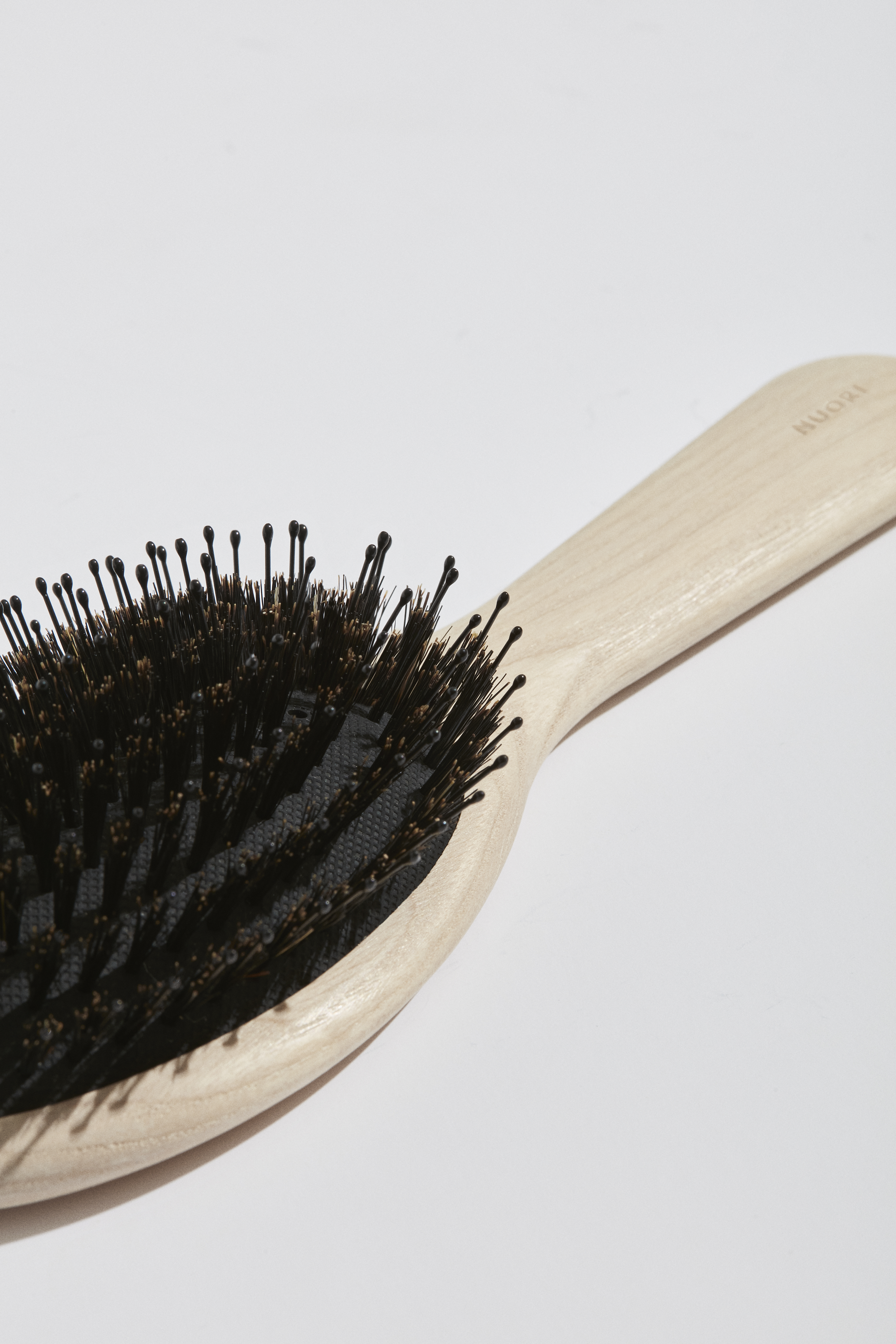 NUORI REVITALIZING HAIR BRUSH SMALL - NEUTRAL