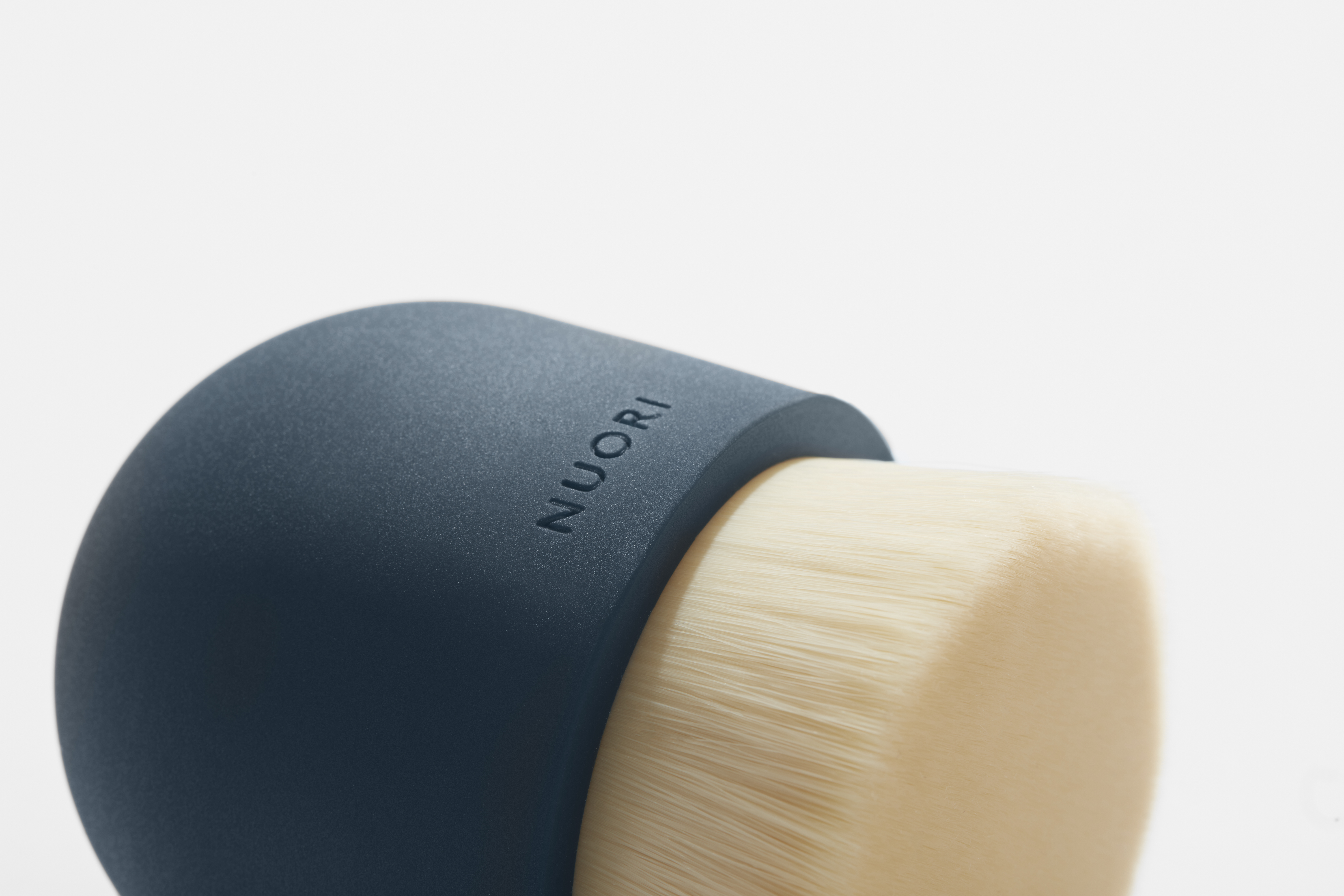 NUORI CARESSING FACIAL BRUSH - BLACK
